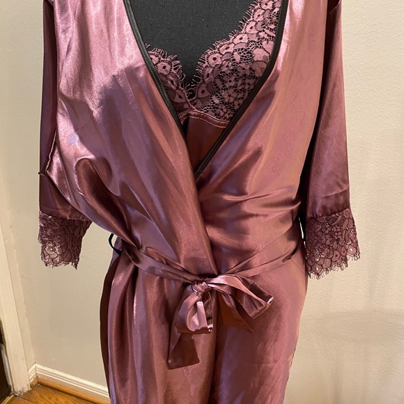 Intimate - Picture 2 of 2